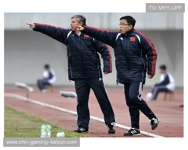 足球教练在场边睡着