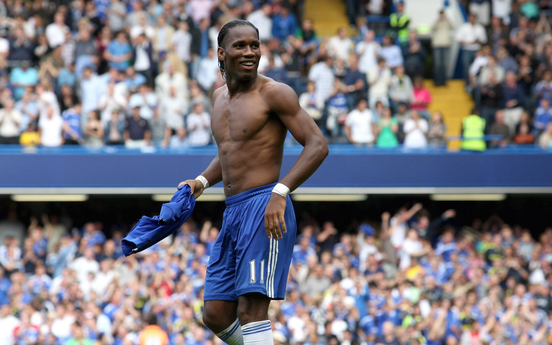 “浅水区踢水数拍比赛” 训练下肢耐力和韧性